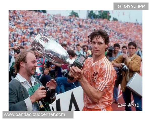 传奇中锋的崛起与荣耀 足球大中锋球星的风采与影响力解析